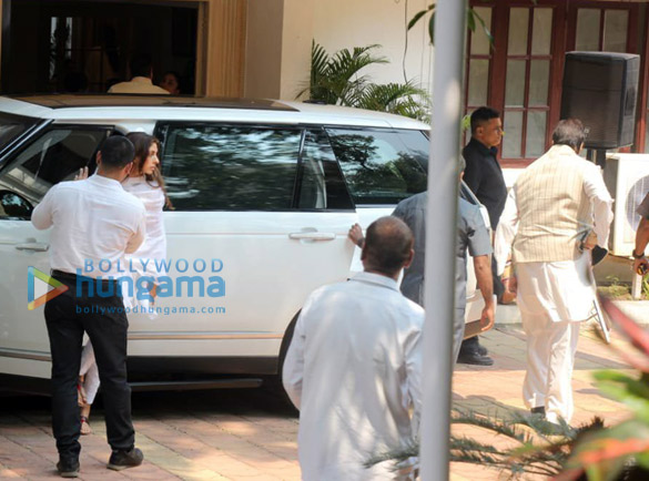 celebs arrive at krishna raj kapoors residence to pay their last respects3 3