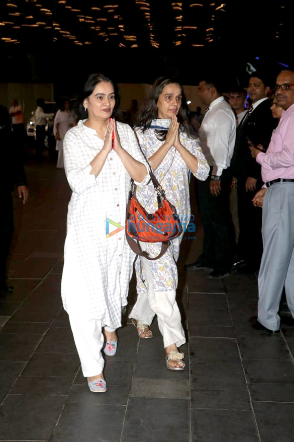 celebs attend the prayer meet of late krishna raj kapoor at sahara star hotel 01 19