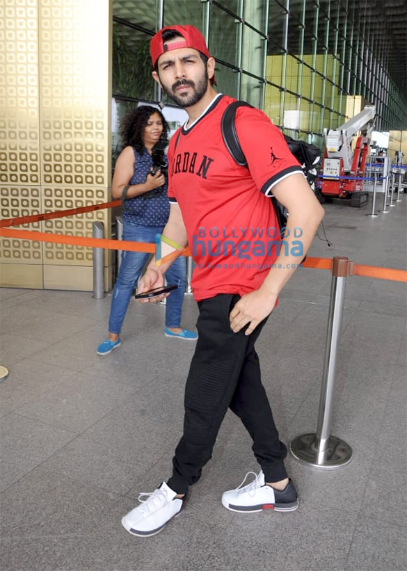 deepika padukone kartik aaryan and others snapped at the airport 3