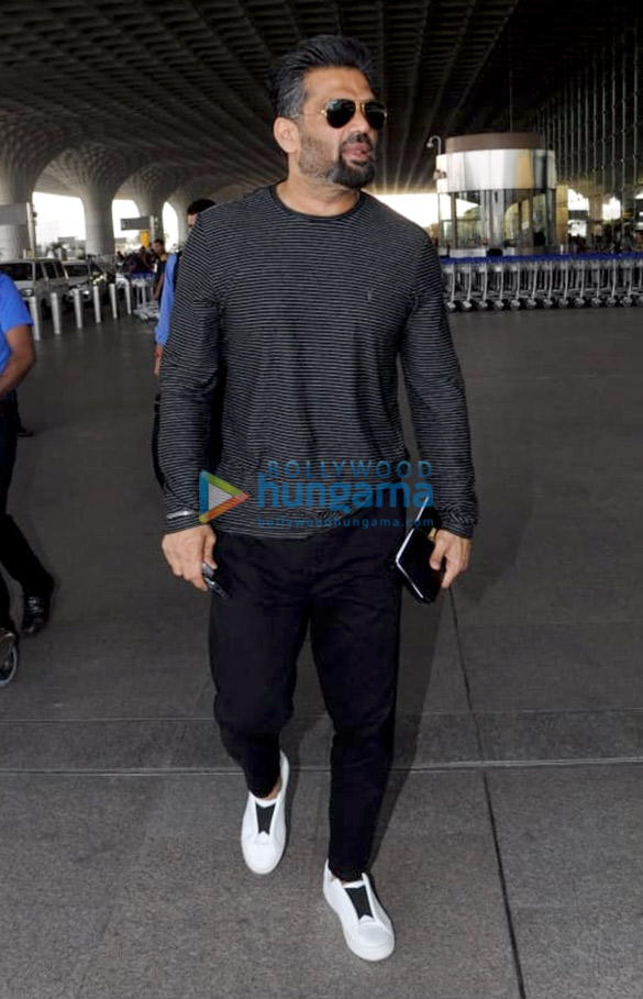 deepika padukone ranbir kapoor sunny leone and others snapped at the airport 2 2