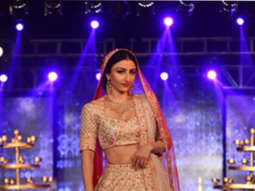 UNCUT: Soha Ali khan,Swara Bhaskar, Radhika Apte & others walk the RAMP at Wedding Junction Show