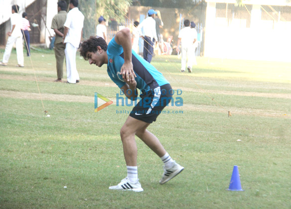 ibrahim ali khan spotted in bandra playing cricket 2