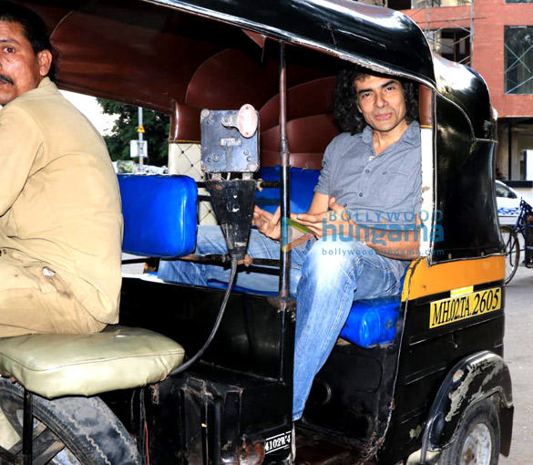 imtiaz ali snapped taking in a rickshaw ride in juhu 4