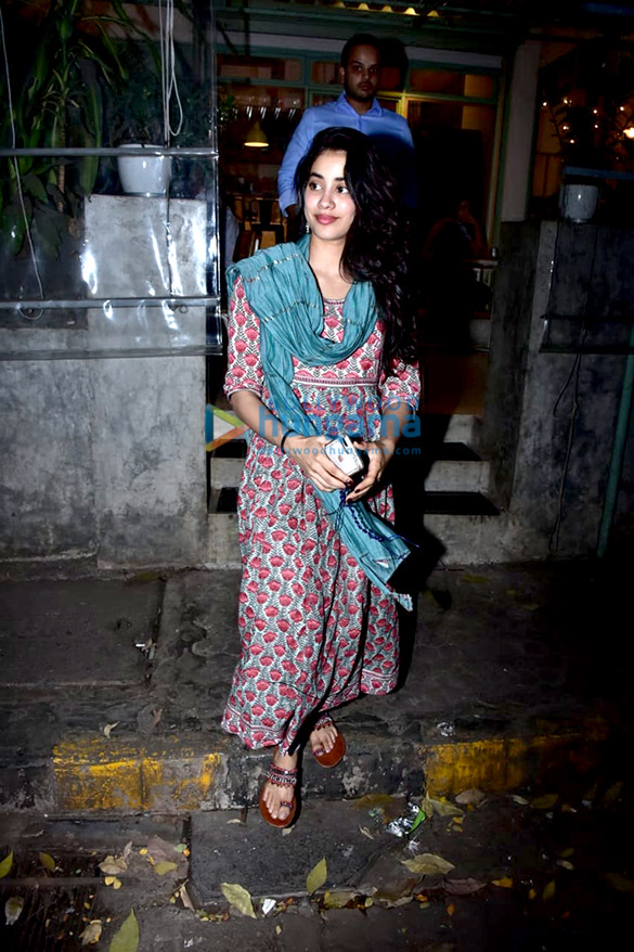 ishaan khatter and janhvi kapoor spotted at the kitchen garden 6