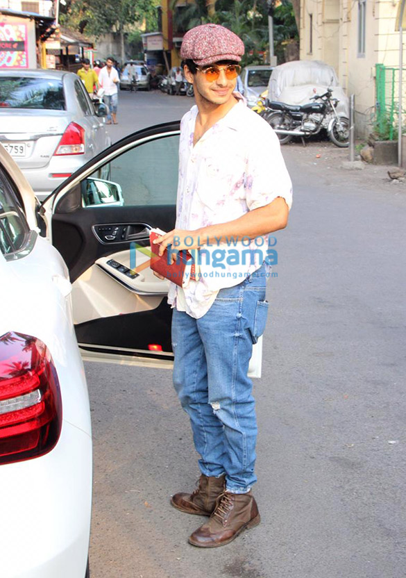 ishaan khatter spotted at a cafe in bandra 1