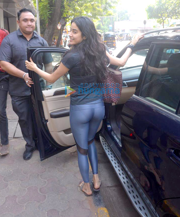 janhvi kapoor and ishaan khatter spotted in bandra 4
