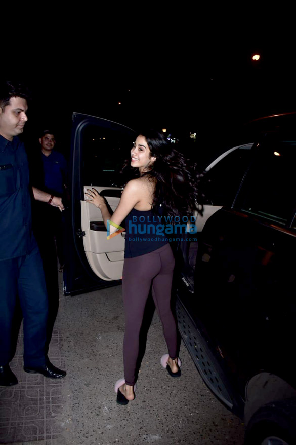 janhvi kapoor spotted at the dharma office in bandra 5