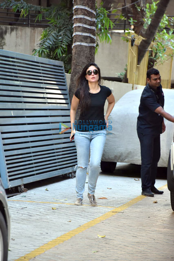 kareena kapoor khan spotted at karisma kapoors house 1