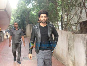 Kartik Aaryan spotted at Link Road