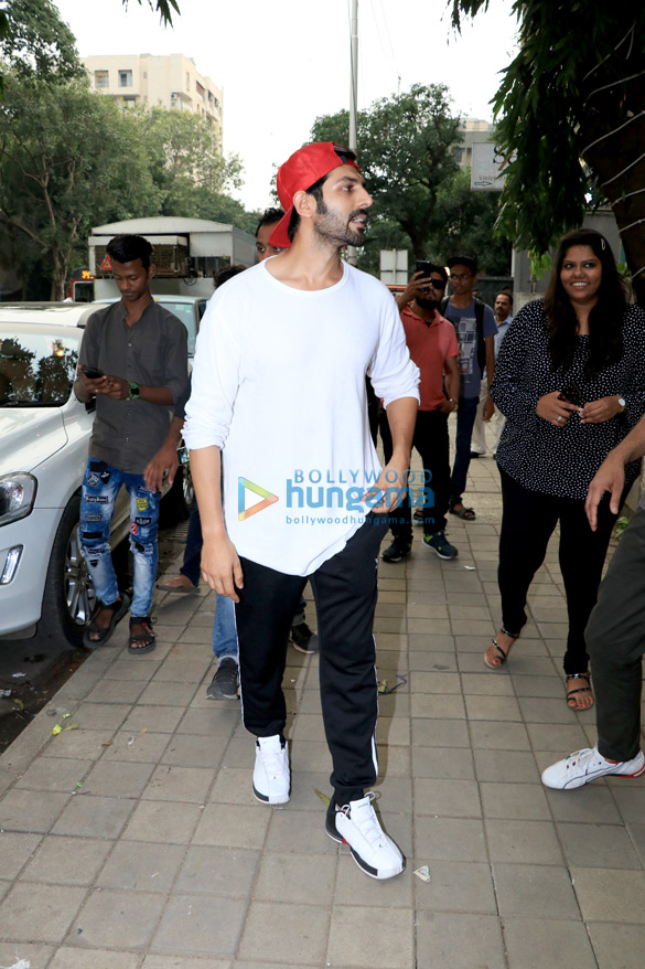 kartik aaryan spotted in khar 1