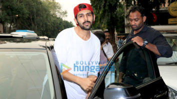Kartik Aaryan spotted in Khar