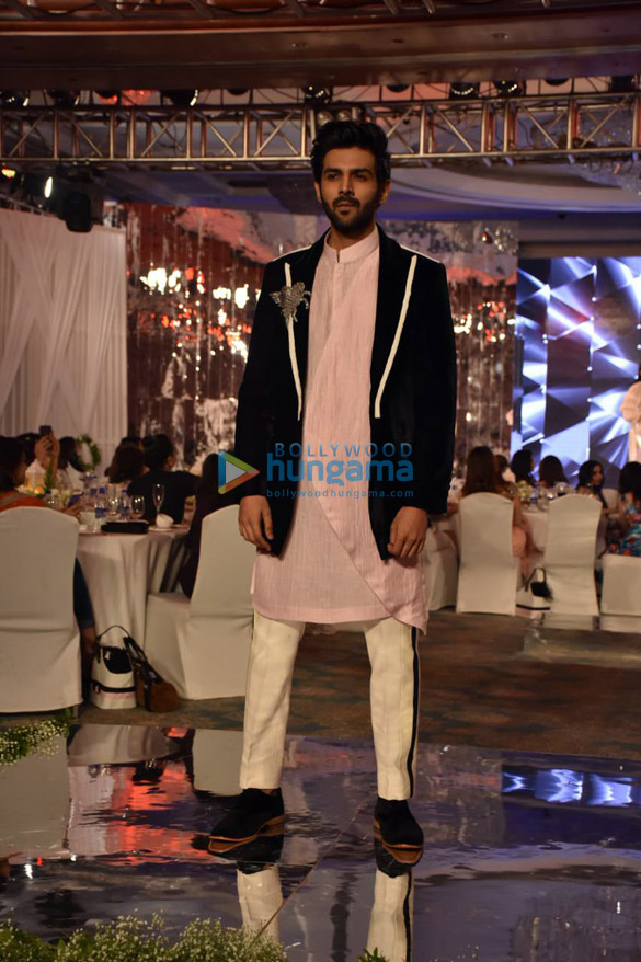 kiara advani kartik aaryan janhvi kapoor and others walk the ramp for manish malhotras fashion show 5