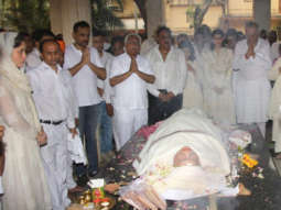 Krishna Raj Kapoor Funeral | Amitabh Bachchan, Kareena Kapoor Khan, Randhir Kapoor | Part 1