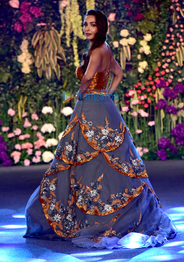 malaika arora walks the ramp at the wedding junction fashion show 6