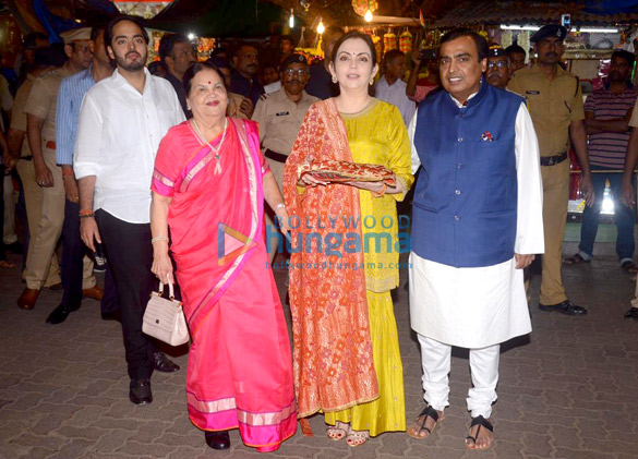 nita ambani and mukesh ambani snapped visiting siddhivinayak temple 1