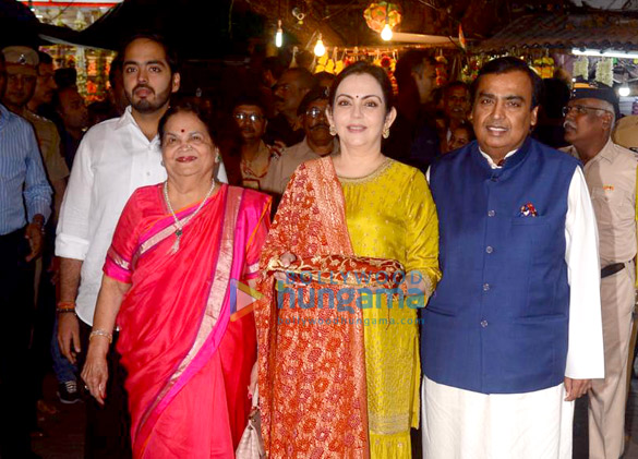 nita ambani and mukesh ambani snapped visiting siddhivinayak temple 2
