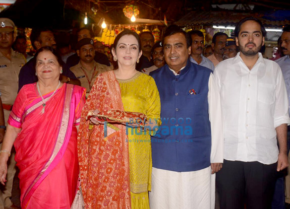 Nita Ambani and Mukesh Ambani snapped visiting Siddhivinayak temple (3 ...