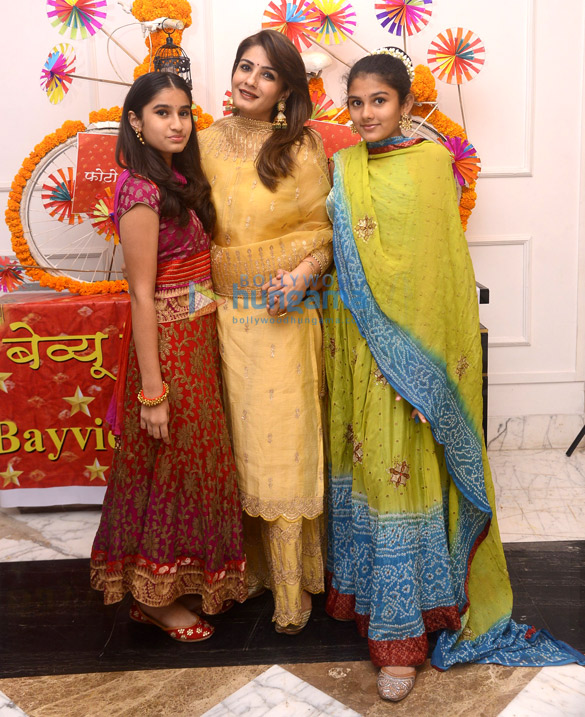 raveena tandon snapped with daughter for dasshera celebration 1