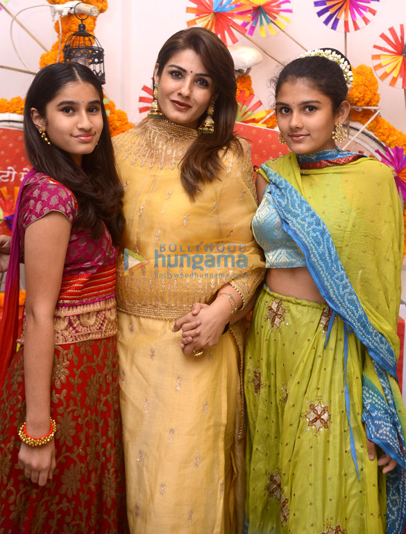 raveena tandon snapped with daughter for dasshera celebration 5