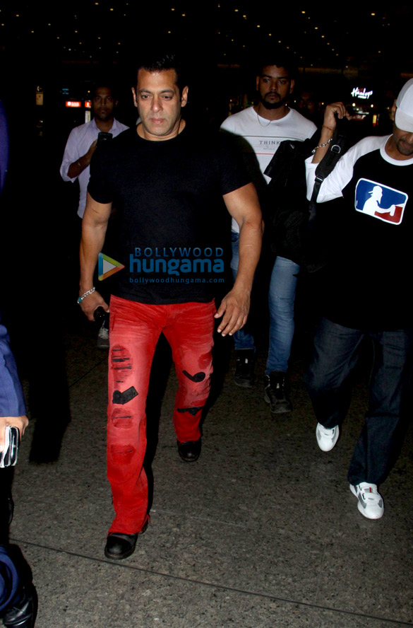 sara ali khan ranveer singh and others snapped at the airport1 5