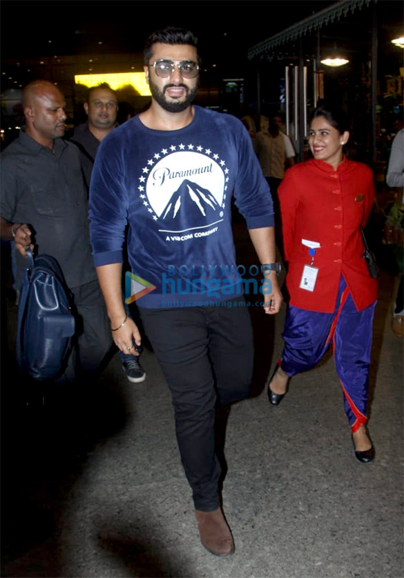 shah rukh khan kajol malaika arora and others snapped at the airport 1