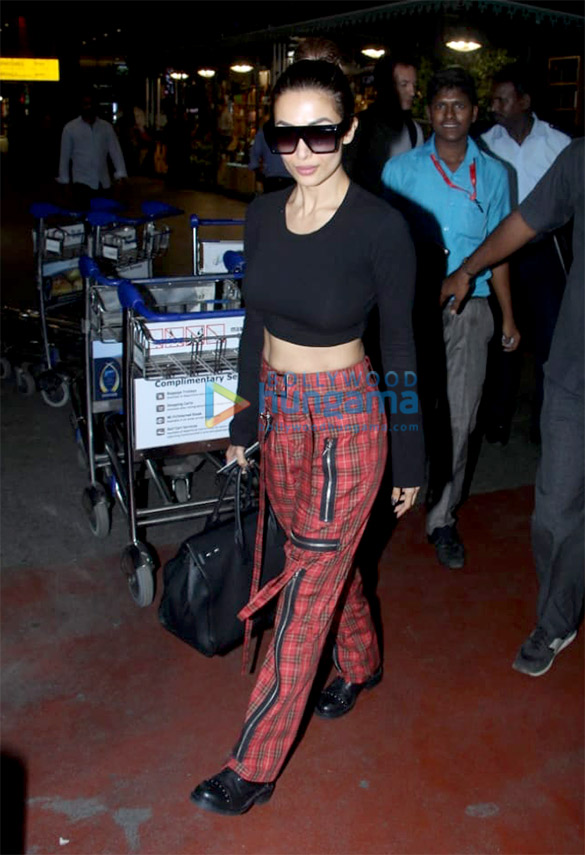 shah rukh khan kajol malaika arora and others snapped at the airport 2