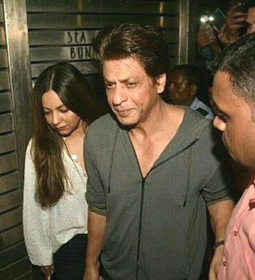 Shah Rukh Khan protecting Gauri from the paps personifies their TIMELESS ROMANCE