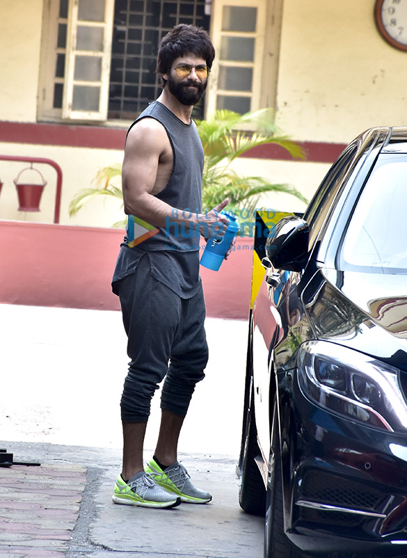 shahid kapoor snapped outside the gym 5