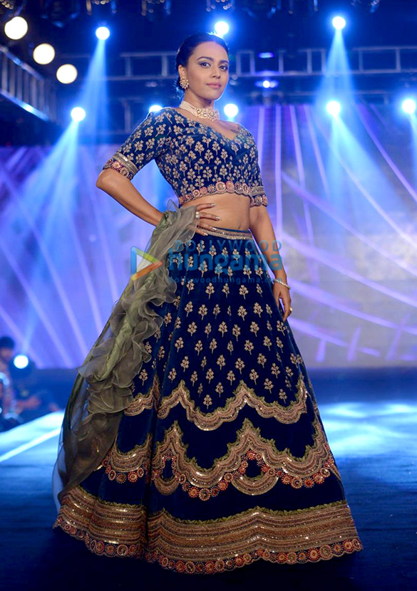 soha ali khan and swara bhaskar walks the ramp at the wedding junction festive show 4