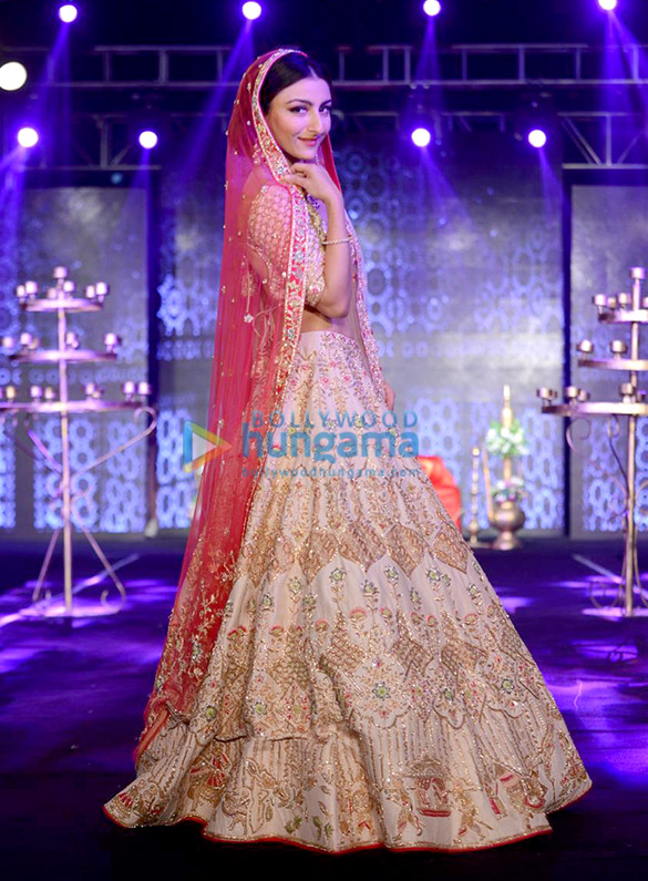 soha ali khan and swara bhaskar walks the ramp at the wedding junction festive show 5