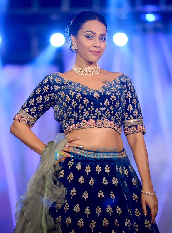 soha ali khan and swara bhaskar walks the ramp at the wedding junction festive show 6