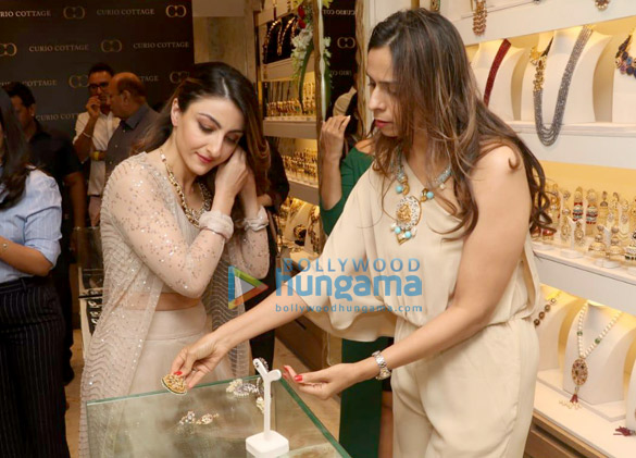 soha ali khan snapped at the curio cottage event 4