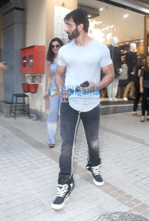 sonu sood snapped with family at nero store 4