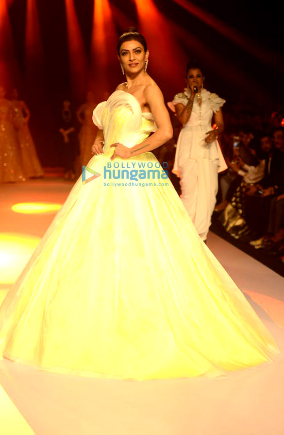sushmita sen walks the ramp at the bombay times fashion week 2018 day 4 3