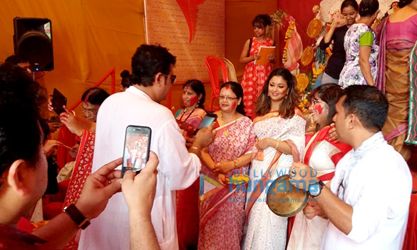 tanushree dutta snapped during durga puja celebrations 2