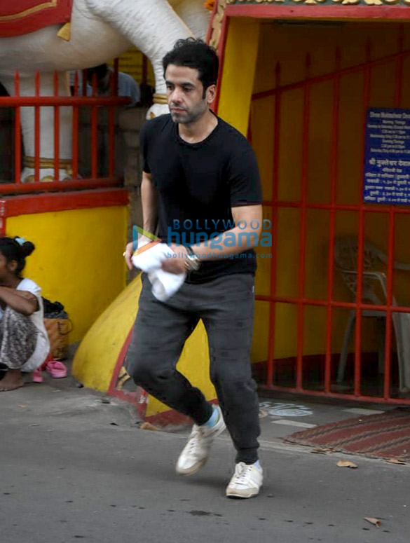 tusshar kapoor snapped at the shani temple in juhu 4