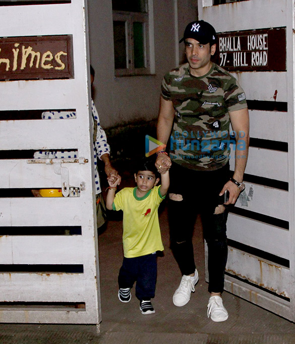 tusshar kapoor snapped with son at school 2