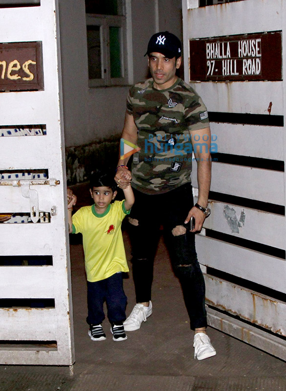 tusshar kapoor snapped with son at school 3