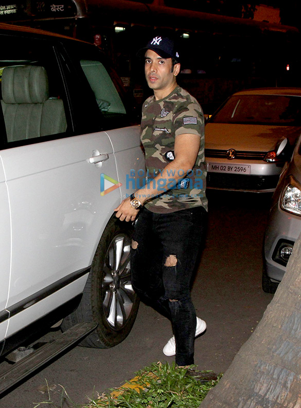 tusshar kapoor snapped with son at school 6