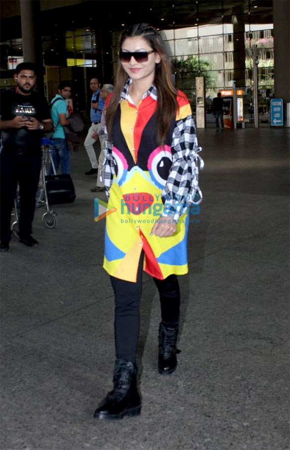 urvashi rautela and javed akhtar snapped at the airport 5