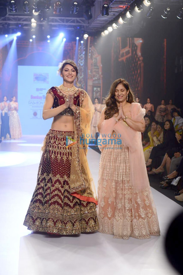 urvashi rautela walks the ramp at the bombay times fashion week 3