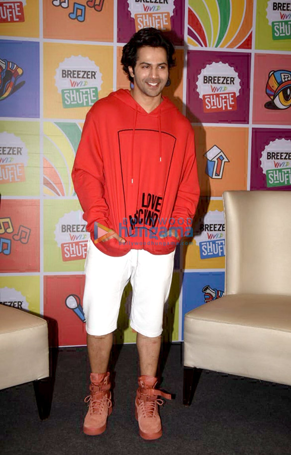 varun dhawan snapped attending the breezer event 3