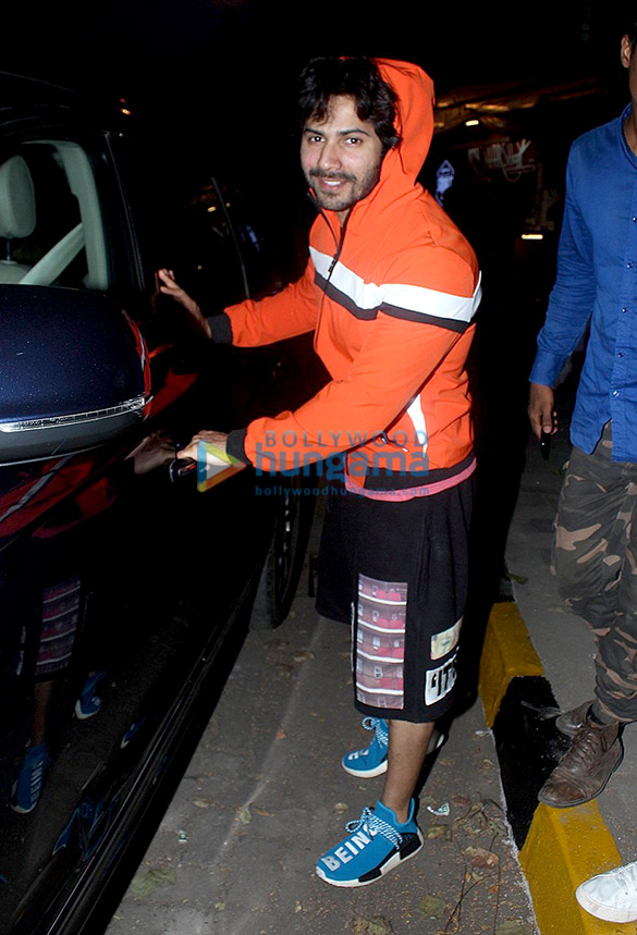 varun dhawan snapped outside a gym in juhu 2