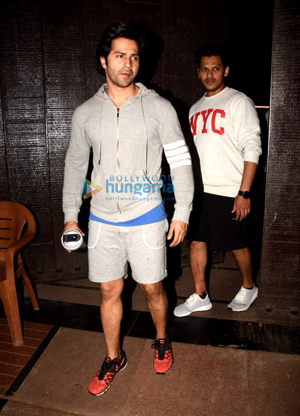 varun dhawan snapped outside a gym in juhu 4 2