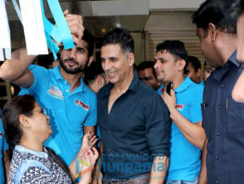 Akshay Kumar snapped with his kabbadi team Bengal Warriors post lunch