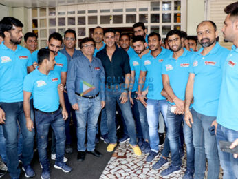 Akshay Kumar snapped with his kabbadi team Bengal Warriors post lunch