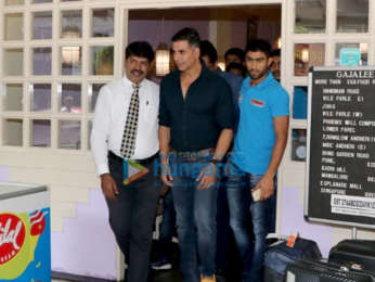 Akshay Kumar snapped with his kabbadi team Bengal Warriors post lunch