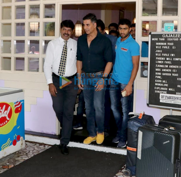 akshay kumar snapped with his kabbadi team bengal warriors post lunch 6