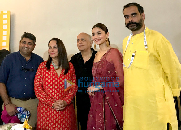 alia bhatt mahesh bhatt soni razdan and sanjoy nag snapped at the screening of yours truly at kolkata international film festival 6