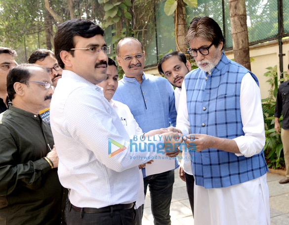 amitabh bachchan buys and presents machines for manual scavengers 4